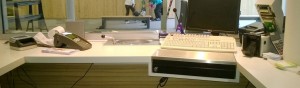 Intégration du tiroir de caisse dans le plan de travail d'un guichet